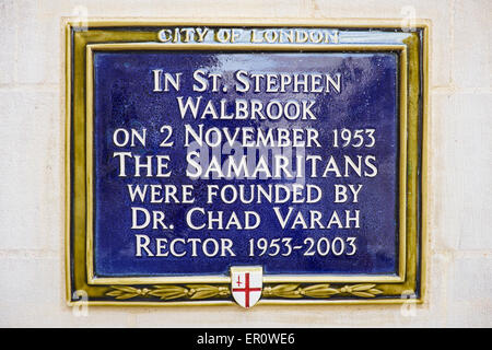 Targa blu marcatura dove Dr Chad Varah fondato i Samaritani al di fuori di St Stephen Walbrook Chiesa Parrocchiale London REGNO UNITO Foto Stock