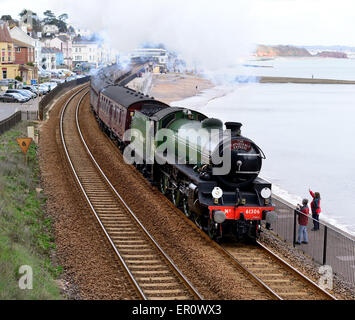 Muovendo verso il treno a vapore. Le cattedrali Express a Kingswear, trainato da LNER Classe B1 No 61306 Mayflower. 1st aprile 2015. Foto Stock