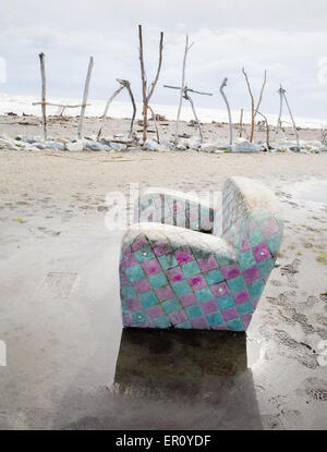 Poltrona scultura e città flotsam segno sulla spiaggia di Hokitika sulla costa occidentale dell isola del Sud della Nuova Zelanda Foto Stock