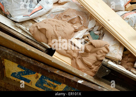 Saltare pieno di costruttori residui e rifiuti generici Foto Stock