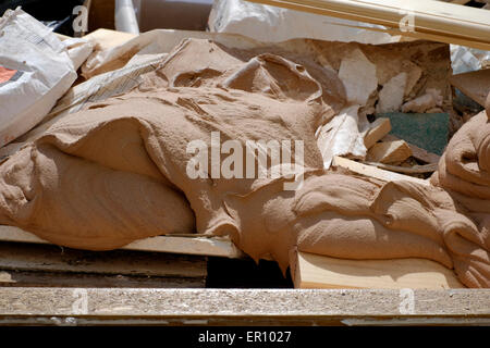 Saltare pieno di costruttori residui e rifiuti generici Foto Stock