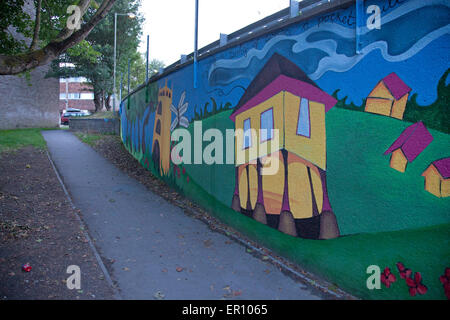 Il murale sulla parete di un sottopassaggio, mostra varie scene da Faringdon dipinte dai bambini delle scuole locali Foto Stock