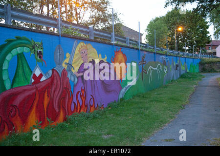 Il murale sulla parete di un sottopassaggio, mostra varie scene da Faringdon dipinte dai bambini delle scuole locali Foto Stock