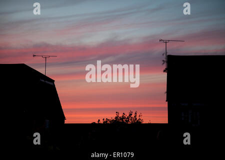 Rosso brillante tramonto attraverso Faringdon, Oxfordshire Foto Stock