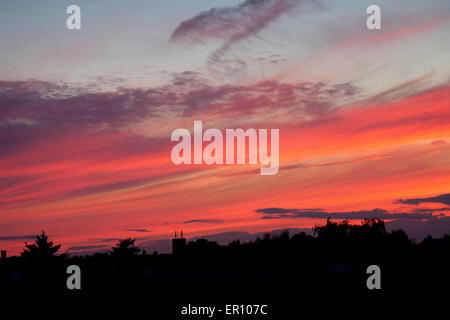 Rosso brillante tramonto attraverso Faringdon, Oxfordshire Foto Stock