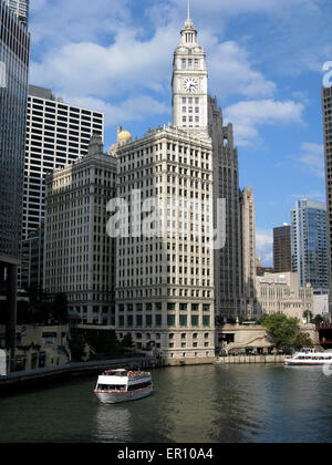 Tour barche con i turisti crociera lungo il tranquillo fiume Chicago su una soleggiata giornata estiva a Chicago, Illinois, Stati Uniti d'America. Foto Stock