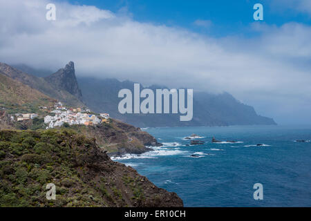 Vista del villaggio di fishermens di Taganana area costiera nel Nord di Tenerife, Isole Canarie, Spagna. Foto Stock