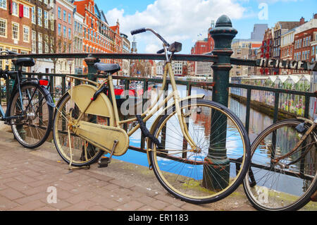 Le biciclette parcheggiate vicino al mercato dei fiori di Amsterdam, Paesi Bassi Foto Stock