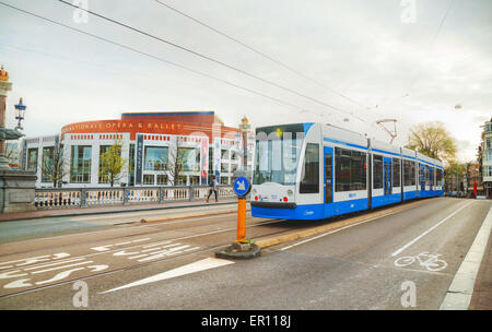 AMSTERDAM - 17 aprile: Tram vicino Nationale opera e balletto edificio (Stopera) il 17 aprile 2015 a Amsterdam, Paesi Bassi. Foto Stock