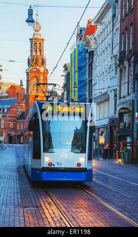 AMSTERDAM - 18 aprile: Tram vicino a Torre Munttoren il 18 aprile, 2015 a Amsterdam, Paesi Bassi. Foto Stock
