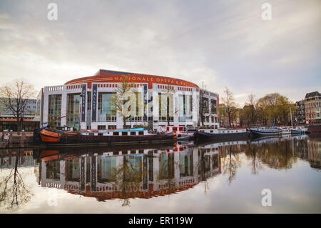 AMSTERDAM - 17 aprile: Nationale opera e balletto edificio (Stopera) il 17 aprile 2015 a Amsterdam, Paesi Bassi. Foto Stock