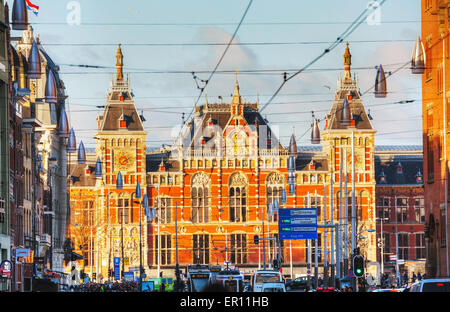 AMSTERDAM - 17 aprile: la stazione centrale di Amsterdam il 17 aprile, 2015 a Amsterdam, Paesi Bassi. Foto Stock