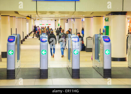 AMSTERDAM - 16 aprile: Ticket barriere di Amsterdam Centraal stazione ferroviaria il 16 aprile, 2015 a Amsterdam, Paesi Bassi. Foto Stock