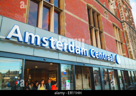 AMSTERDAM - aprile 16: Ingresso all'Amsterdam Centraal stazione ferroviaria il 16 aprile, 2015 a Amsterdam, Paesi Bassi. Foto Stock