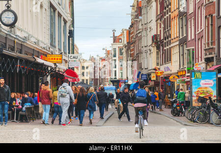 AMSTERDAM - 16 aprile: stradina affollata di turisti in aprile 16, 2015 in Amsterdam, Paesi Bassi. Foto Stock