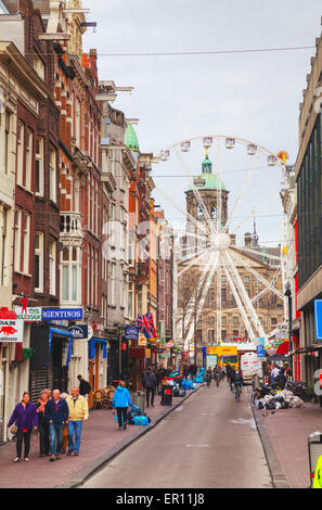 AMSTERDAM - 16 aprile: stradina affollata di turisti in aprile 16, 2015 in Amsterdam, Paesi Bassi. Foto Stock