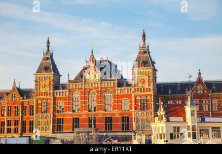 La stazione centrale di Amsterdam in una giornata di sole Foto Stock