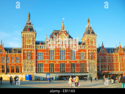 AMSTERDAM - 15 aprile: la stazione centrale di Amsterdam il 15 aprile 2015 a Amsterdam, Paesi Bassi. Foto Stock