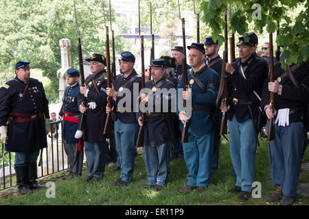 Philadelphia, Pennsylvania, USA. Xxiv Maggio, 2015. La guerra civile re-enactors presso il Memorial Day parata tenutasi presso la storica nazionale cimitero di alloro in Philadelphia PA dove molti soldati di guerre americane sono state previste per il resto. Credito: Ricky Fitchett/ZUMA filo/Alamy Live News Foto Stock