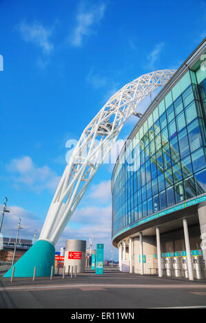 Londra - 6 aprile: lo stadio di Wembley che il 6 aprile 2015 a Londra, Regno Unito. Si tratta di un incontro di calcio allo stadio di Wembley Park, aperto nel 2007 Foto Stock