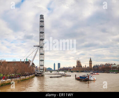 Londra - Aprile 5: panoramica di Londra con la Coca Cola Occhio di Londra il 5 aprile 2015 a Londra, Regno Unito. Tutta la struttura è 135 m Foto Stock