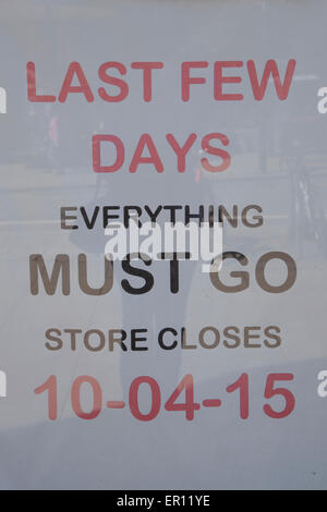 Negozio di avviso di chiusura nella finestra Sheffield 2015 Foto Stock
