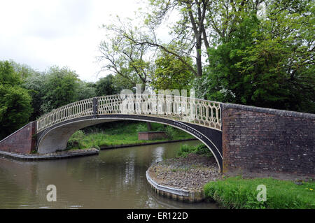 Un ponte in ferro, originariamente costituito da ferro Horseley funziona attraverso il canale di Oxford nei pressi di Rugby di Oxford in East Midlands. Foto Stock