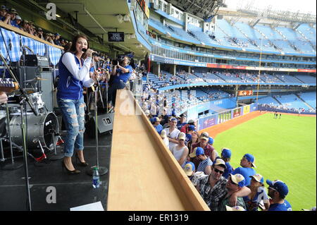 Toronto, Canada. Il 24 maggio 2015. Blue Jay Country Day con scarponi e cuori festival (agosto 6 a 9, 2015 in Burl's Creek) esecutori al Rogers Centre di Toronto. Il cantante Jess Moskaluke esegue per gli appassionati di baseball. Grant Martin/EXimages Foto Stock