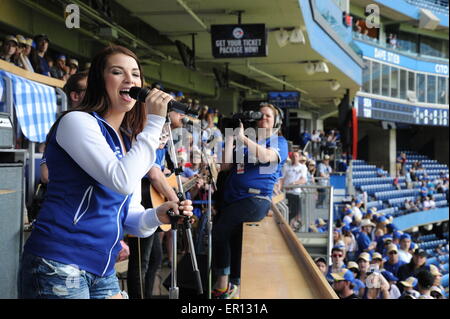 Toronto, Canada. Il 24 maggio 2015. Blue Jay Country Day con scarponi e cuori festival (agosto 6 a 9, 2015 in Burl's Creek) esecutori al Rogers Centre di Toronto. Il cantante Jess Moskaluke esegue per gli appassionati di baseball. Grant Martin/EXimages Foto Stock