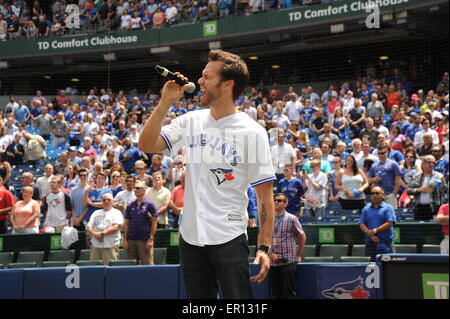 Toronto, Canada. Il 24 maggio 2015. Blue Jay Country Day con scarponi e cuori festival (agosto 6 a 9, 2015 in Burl's Creek) esecutori al Rogers Centre di Toronto. Nella foto, Ciad Brownlee esegue l'inno nazionale. Grant Martin/EXimages Foto Stock