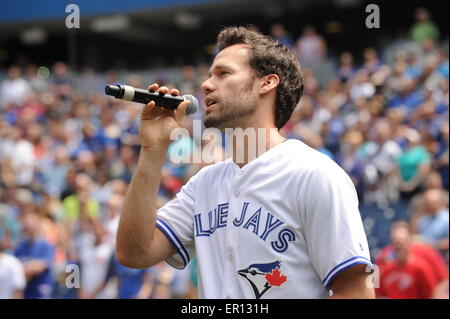 Toronto, Canada. Il 24 maggio 2015. Blue Jay Country Day con scarponi e cuori festival (agosto 6 a 9, 2015 in Burl's Creek) esecutori al Rogers Centre di Toronto. Nella foto, Ciad Brownlee esegue l'inno nazionale. Grant Martin/EXimages Foto Stock