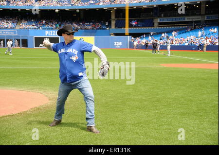 Toronto, Canada. Il 24 maggio 2015. Blue Jay Country Day con scarponi e cuori festival (agosto 6 a 9, 2015 in Burl's Creek) esecutori al Rogers Centre di Toronto. Il cantante Gord Bamford getta il primo passo. Grant Martin/EXimages Foto Stock