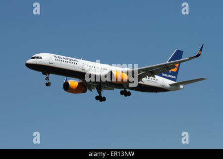 Aviazione commerciale e i viaggi aerei. Icelandair Boeing 757 aereo a reazione volare sull'approccio. Foto Stock