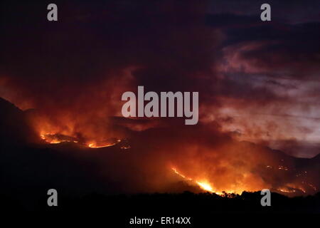 Brushfire al crepuscolo sulle montagne circostanti Worcester, Sud Africa Foto Stock