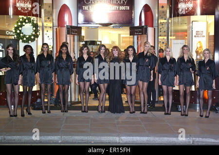 British make-up artist Charlotte Tilbury lancia un nuovo make-up contatore nelle finestre di Fenwick è Bond Street negozio a Londra con: atmosfera dove: Londra, Regno Unito quando: 19 Nov 2014 Credit: Phil Lewis/WENN.com Foto Stock