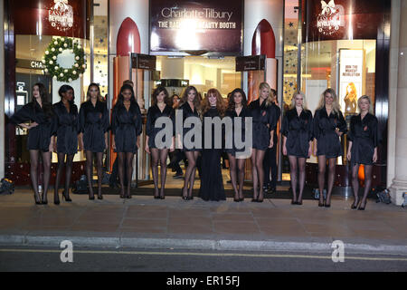 British make-up artist Charlotte Tilbury lancia un nuovo make-up contatore nelle finestre di Fenwick è Bond Street negozio a Londra con: atmosfera dove: Londra, Regno Unito quando: 19 Nov 2014 Credit: Phil Lewis/WENN.com Foto Stock