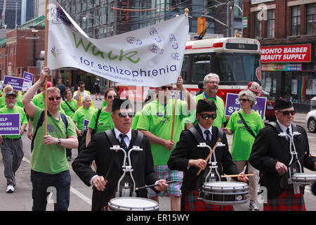 Toronto, Canada. Xxiv Maggio, 2015. Le persone che partecipano a "La pace della mente a piedi " per la schizofrenia di sensibilizzazione per coloro interessati malattie psicotiche, 4 maggio 2015 a Toronto in Canada. Credito: Igor kisselev/Alamy Live News Foto Stock