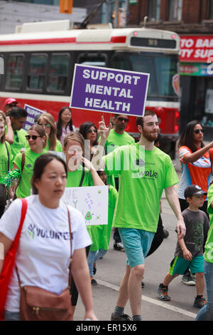 Toronto, Canada. Xxiv Maggio, 2015. Le persone che partecipano a "La pace della mente a piedi " per la schizofrenia di sensibilizzazione per coloro interessati malattie psicotiche, 4 maggio 2015 a Toronto in Canada. Credito: Igor kisselev/Alamy Live News Foto Stock