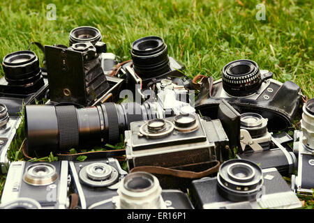 Collezione di vecchi vintage film retrò le telecamere analogiche Foto Stock