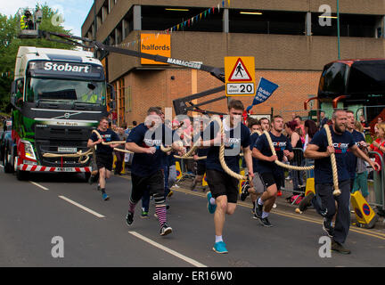 Stroud, Gloucestershire, UK. Xxiv Maggio, 2015. Guinness carrello tirare il tentativo di record mondiale : Stroud era il luogo di ritrovo per il tentativo di record mondiale dal carrello tirare squadre. I vincitori sono stati Team quinto in una non verificata per registrare il tempo di 9 minuti. 40sec Data 24/05/2015 Ref: Credito: charlie bryan/Alamy Live News Foto Stock