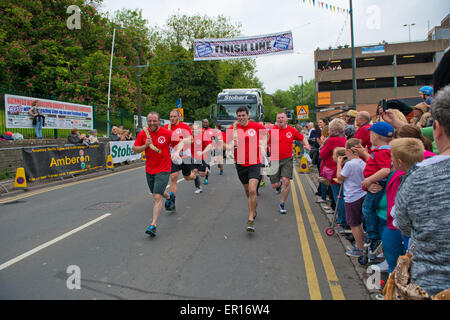 Stroud, Gloucestershire, UK. Xxiv Maggio, 2015. Guinness carrello tirare il tentativo di record mondiale : Stroud era il luogo di ritrovo per il tentativo di record mondiale dal carrello tirare squadre. I vincitori sono stati Team quinto in una non verificata per registrare il tempo di 9 minuti. 40sec Data 24/05/2015 Ref: Credito: charlie bryan/Alamy Live News Foto Stock