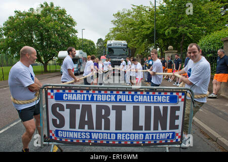 Stroud, Gloucestershire, UK. Xxiv Maggio, 2015. Guinness carrello tirare il tentativo di record mondiale : Stroud era il luogo di ritrovo per il tentativo di record mondiale dal carrello tirare squadre. I vincitori sono stati Team quinto in una non verificata per registrare il tempo di 9 minuti. 40sec Data 24/05/2015 Ref: Credito: charlie bryan/Alamy Live News Foto Stock