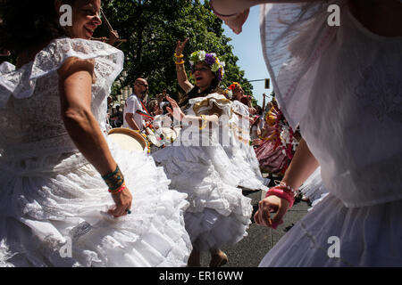 Berlino, Germania. Xxiv Maggio, 2015. I festaioli prendere parte alla parata durante il carnevale annuale della cultura festival di Berlino, Germania, il 24 maggio 2015. Migliaia di artisti interpreti o esecutori di domenica ha partecipato al Carnevale annuale visualizzazione costumi provenienti da tutto il mondo. Credito: Zhang ventola/Xinhua/Alamy Live News Foto Stock