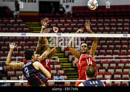 Detroit, Michigan, Stati Uniti d'America. Xxiv Maggio, 2015. Osmany Uriarte #14 (Cuba) blocchi un picco durante una qualifica NORCECA gioco tra Cuba e Stati Uniti d'America. Stati Uniti d'America ha vinto la partita in tre set.USA avanza per la Coppa del Mondo in Giappone per una chance qualificarsi per le Olimpiadi del 2016 a Rio de Janeiro. © Scott Hasse/ZUMA filo/ZUMAPRESS.com/Alamy Live News Foto Stock