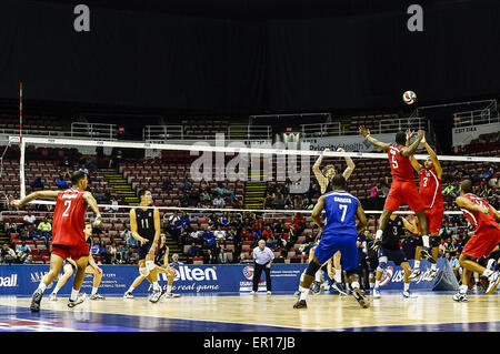 Detroit, Michigan, Stati Uniti d'America. Xxiv Maggio, 2015. Azione di gioco durante un NORCECA partita di qualificazione tra Cuba e Stati Uniti d'America. Stati Uniti d'America ha vinto la partita in tre set.USA avanza per la Coppa del Mondo in Giappone per una chance qualificarsi per le Olimpiadi del 2016 a Rio de Janeiro. © Scott Hasse/ZUMA filo/ZUMAPRESS.com/Alamy Live News Foto Stock