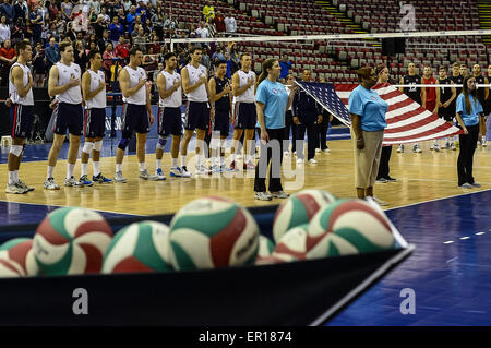 Detroit, Michigan, Stati Uniti d'America. Xxiv Maggio, 2015. Il Team USA sta per l'inno nazionale prima del NORCECA partita di qualificazione tra Canada e Stati Uniti d'America. Il Canada ha vinto il gioco in cinque set.il Canada e gli Stati Uniti sia anticipo per la Coppa del Mondo in Giappone per la possibilità di qualificarsi per il 2016 Olimpiadi a Rio de Janeiro. © Scott Hasse/ZUMA filo/ZUMAPRESS.com/Alamy Live News Foto Stock