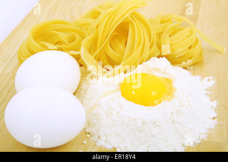 Uova, Pasta e la farina sulla scrivania in legno Foto Stock