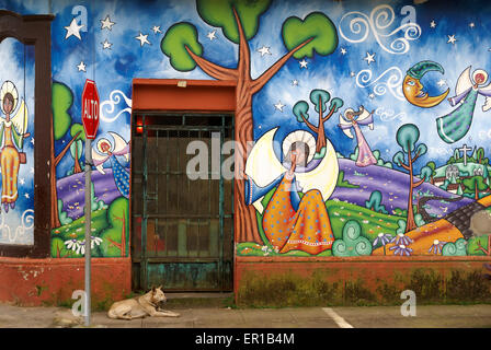 Angeli colorati murale sulla parete di un negozio nella città di Concepcion de Ataco, dipartimento Ahuachapan, El Salvador, America Centrale Foto Stock