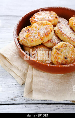 Frittelle fatte in casa in una padella, dessert Foto Stock