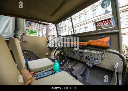 Vintage interno dell'off-road auto del US Army sulla riunione Veteran Cars, Praga, Repubblica Ceca Foto Stock